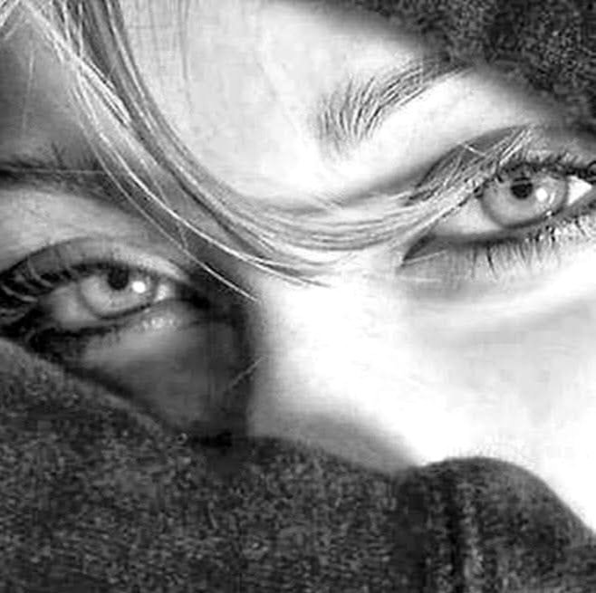 Πως να εξηγήσεις,...
τι να εξηγήσεις,...
και γιατί -στο κάτω κάτω- να εξηγήσεις...
– Τό 'χει ο κόσμος, το συνήθειο, να γυρεύει 
για όλα εξηγήσεις...
– Αρκεί, να τον βολεύουν οι απαντήσεις...