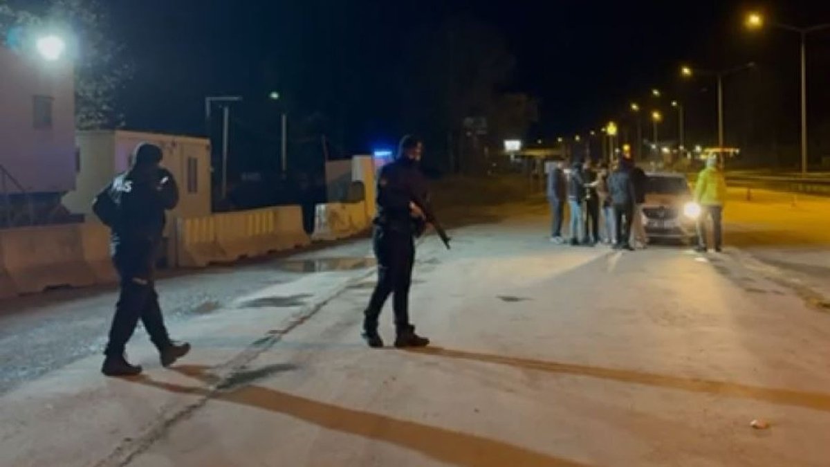 Yalova’da teröre örgütü IŞİD'e karşı yürütülen operasyonda yaralanan kahraman polislerimize acil şifalar diliyorum. Dualarımız onlarla.

​Ülkemizin huzuru ve milletimizin birliği her türlü karanlık hesabın üzerindedir. Teröre karşı tavizsiz duruşumuzu kararlılıkla sürdüreceğiz.