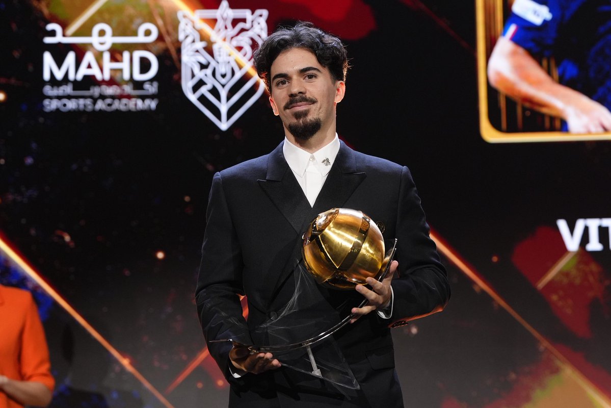 _BeFootball's tweet image. 🚨 « 𝗕𝗘𝗔𝗨𝗖𝗢𝗨𝗣 𝗦𝗘𝗥𝗔𝗜𝗘𝗡𝗧 𝗣𝗢𝗨𝗥 𝗨𝗡 𝗗𝗘́𝗣𝗔𝗥𝗧 𝗗𝗘 𝗩𝗜𝗡𝗜𝗖𝗜𝗨𝗦 🇧🇷 𝗘𝗧 𝗨𝗡𝗘 𝗔𝗥𝗥𝗜𝗩𝗘́𝗘 𝗗𝗘 𝗩𝗜𝗧𝗜𝗡𝗛𝗔 🇵🇹 𝗔𝗨 𝗥𝗘𝗔𝗟. 😳 »

Julio Pulido, journaliste pour la @La_SER, révèle que beaucoup de socios seraient favorables à une arrivée de…