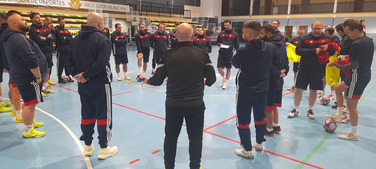 AcademiaRFEF's tweet photo. 🔛 ‘𝗖𝘂𝗿𝘀𝗼 𝗱𝗲 𝗘𝗻𝘁𝗿𝗲𝗻𝗮𝗱𝗼𝗿 𝗱𝗲 𝗙𝘂́𝘁𝗯𝗼𝗹 𝗦𝗮𝗹𝗮 𝗡𝗮𝗰𝗶𝗼𝗻𝗮𝗹 𝗣𝗿𝗼𝗳𝗲𝘀𝗶𝗼𝗻𝗮𝗹’ de la @rfef

🙋🏻‍♂️ @danirodriguezfs (@JaenFS) ⤵️

✅ Diseño y contenido de las sesiones de entrenamiento

TEORÍA EN AULA ➕ PRÁCTICA EN PISTA

#AcademiaRFEF https://t.co/ShZpmriNvL