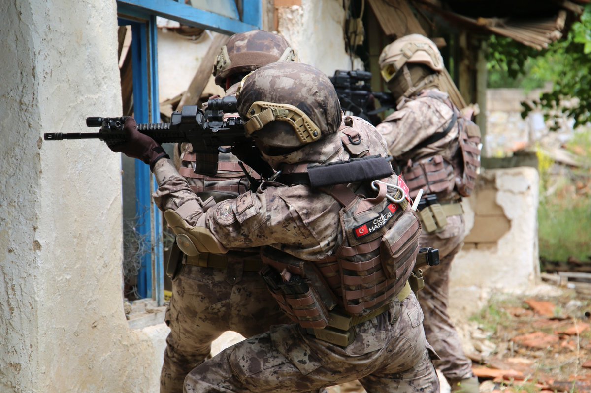 Kahraman Özel Harekatçılarımız, polis kardeşlerimizin;

🇹🇷 Başları dik,
🇹🇷 Kılıçları keskin,
🇹🇷 Yürekleri pek,
🇹🇷 Şanları yüce olsun.

<a href="/ozelharekatbsk/">Özel Harekat Başkanlığı</a>, #PÖH, #ÖzelHarekat, #Yalova