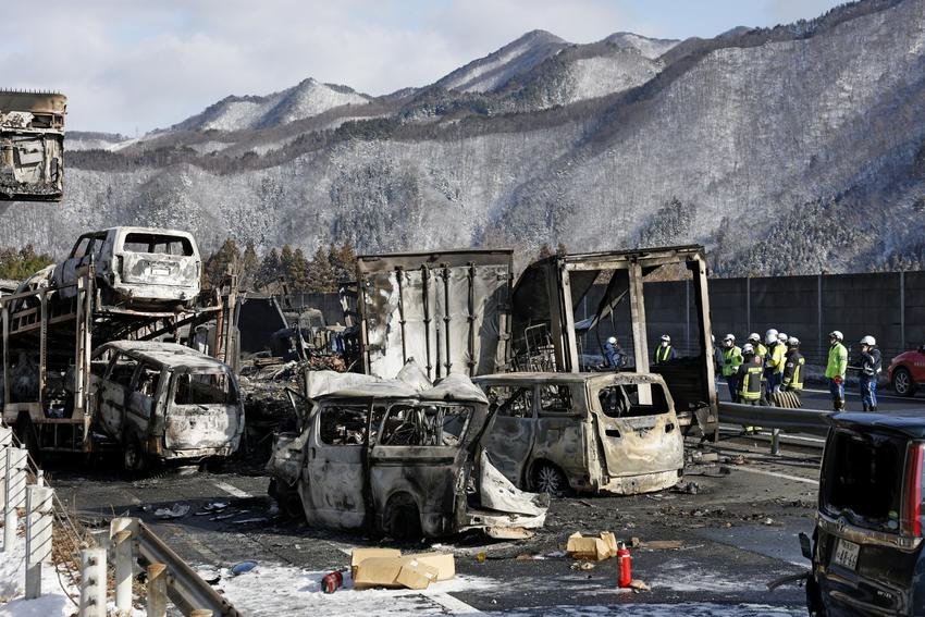 PakWheels's tweet photo. Tragedy on Japan’s highways 

A deadly snowstorm triggered a 67-vehicle pileup on Gunma’s Kan-etsu Expressway during year-end travel. 2 killed, 26 injured, dozens of vehicles smashed together, and a fire burned nearly 20 cars. 
Icy roads and near-zero visibility turned a routine drive into chaos.
