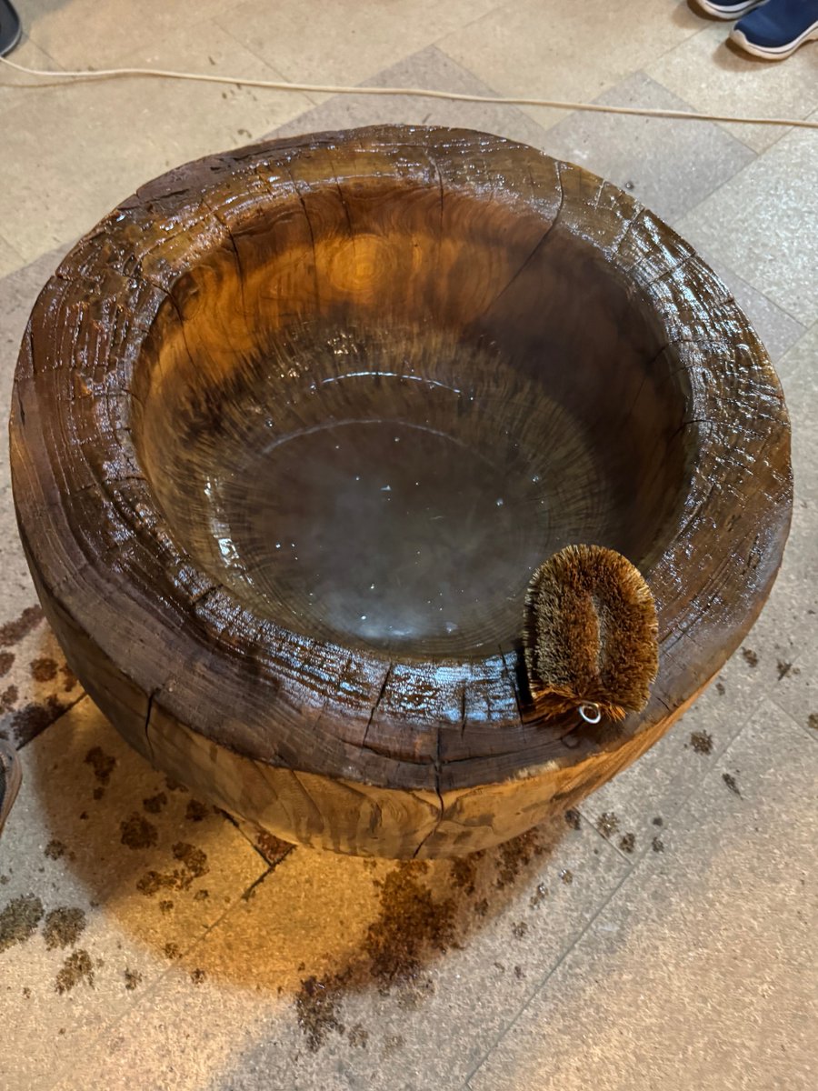 臼洗い中
一年の埃を熱湯で何度も削ぎ落とすのでつらい