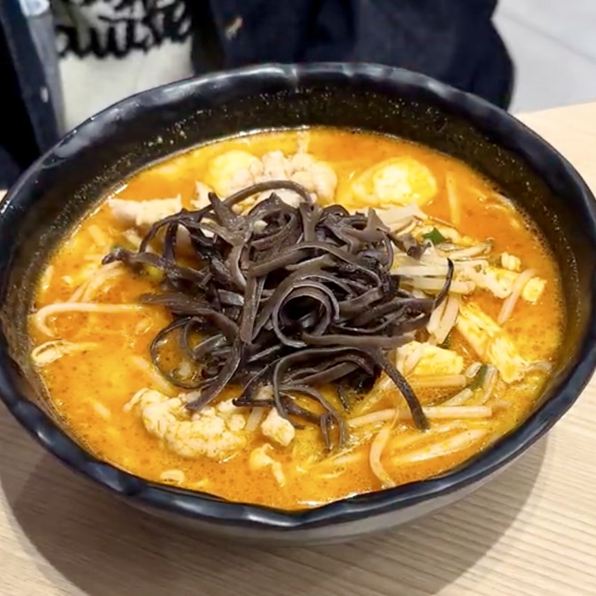 \今年の年越しは米線❗️/

年越しそばならぬ『年越し米線🍜』
今年の最後を締めくくるには
タムジャイサムゴーに行くしかない✨
お近くの店舗へGO❗️

#タムジャイサムゴー #香港発祥 #譚仔三哥
#年越し