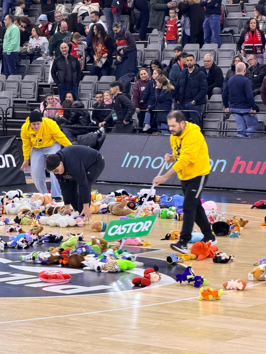 Lluvia de peluches solidaria en el partido del pasado sábado del #CoviranGranada.
#ContigoFundación
