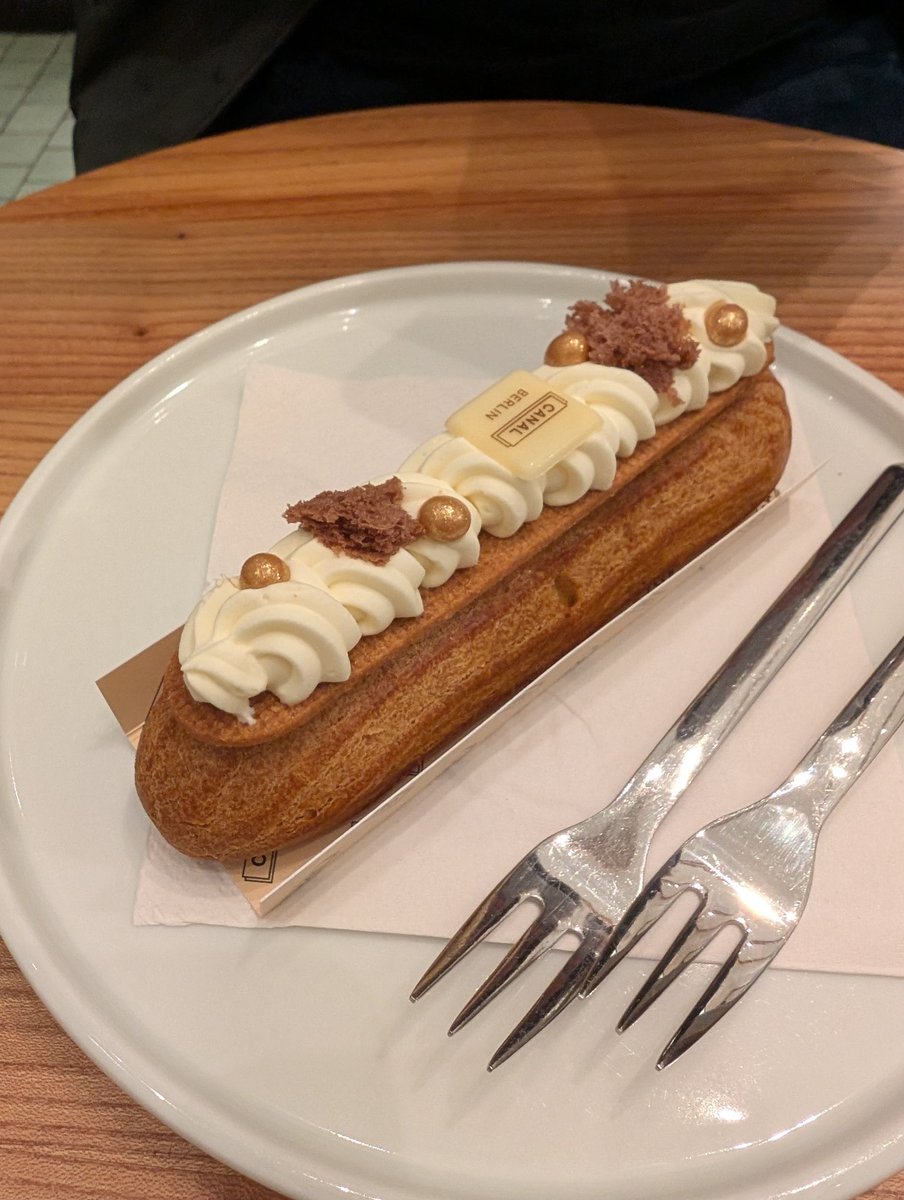 ขนมeclair แท่งละ 7.5ออย แพงมาก แต่ก็เข้าใจละว่าทำไมมันแพง  !!

หลังจากการพยายามอบeclair มา 10 กว่ารอบ ตายตรงสูตรแป้งผิดมาตลอด
ทดลองแล้ว ทดลองอีกไม่ผ่านสักที

รอบหน้าไม่ต้องทำละ ซื้อกิน จบ จบ