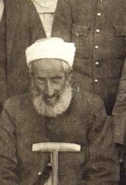 Sopakurd's tweet photo. 1925’te Şeyh Said ile birlikte idam edilen Hani'li Salih Beg'e Hakim soruyor: Nerede tahsil ettiniz?

Salih Beg: Hani'de 

Hakim: Ne tahsil ettiniz?

Salih Beg: Ulum-ı Arabiye Ulum-ı diniye-i aliye tahsil ettim

Hakim: Hangi lisanları biliyorsunuz?

Salih Beg: Türkçe, Arapça, Farsça, Kurmanci, Zazakî, Fransızca.....

Hakim Salih Beg'e soruyor: Fransızca da mı biliyorsunuz? 

Salih Beg: Fransızca Gülistan'ı tercüme ettim

Hakim: İngilizce biliyormusunuz?

Salih Beg: İngilizce biraz Ermeni muallimlerinden okudum.