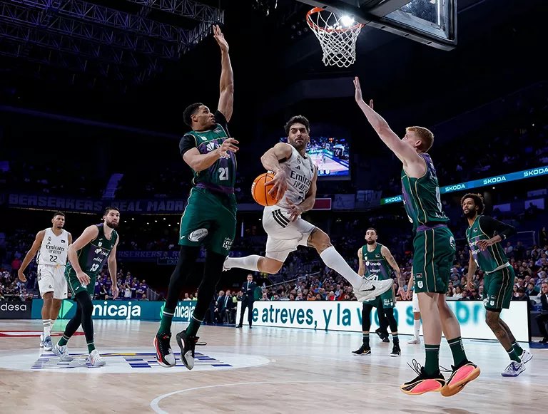 Nuevamente el <a href="/RMBaloncesto/">Real Madrid Basket</a> tuvo que arreglar en la segunda parte un partido que se complicó en la primera por el acierto del <a href="/unicajaCB/">UnicajaCB</a> . La defensa dio la 10ª victoria consecutiva en Liga Endesa y lo contamos en <a href="/poblafm/">PoblaFM</a> con el apoyo de <a href="/Clorinelabuelo/">Clorin El Abuelo</a> poblafm.com/baloncesto/rea…