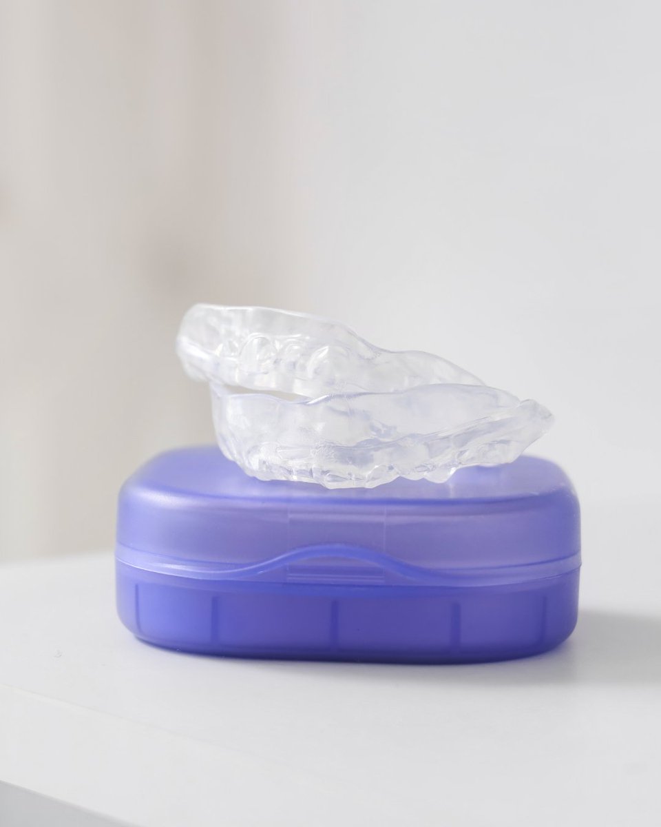 lapazvillar's tweet image. Apretar los dientes mientras duermes puede parecer inofensivo, pero tu sonrisa trabaja más de la cuenta 😬

Las férulas para el bruxismo ayudan a proteger el esmalte, relajar la mandíbula y evitar molestias que pueden aparecer sin que te des cuenta.
 #bruxismo #ferula #saludoral