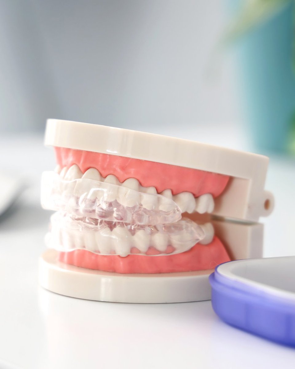 lapazvillar's tweet image. Apretar los dientes mientras duermes puede parecer inofensivo, pero tu sonrisa trabaja más de la cuenta 😬

Las férulas para el bruxismo ayudan a proteger el esmalte, relajar la mandíbula y evitar molestias que pueden aparecer sin que te des cuenta.
 #bruxismo #ferula #saludoral