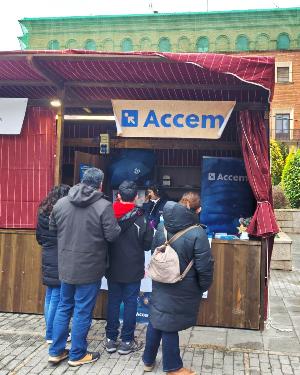 Accem_ong's tweet photo. Seguimos participando en Mercadillos Navideños, esta vez en #Teruel.
La participación de profesionales de #Accem en este espacio solidario hizo posible visibilizar la labor que realizamos con las personas refugiadas en los centros de San Blas, Mora de Rubielos y Burbáguena.
#Aragón