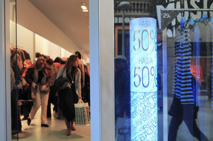 MADRID's tweet image. 📢La semana del #BlackFriday generó un gasto de 685 M€ en la ciudad de #Madrid con pago por tarjeta

✅@JMDCentro y @JMDSalamanca lideraron el gasto en la capital
✅Las categorías con mayor gasto fueron alimentación (25,3 %) y restauración (21,1 %) 
👉informate.madrid.es/z9vwo1