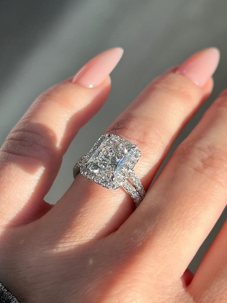 theGIRLScare's tweet image. Girls, choose your wedding ring 💍