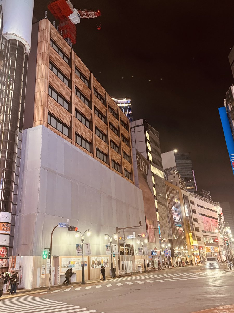 木造建築！の丸井が渋谷に建設中です。
上部の覆いがとりのぞかれ、その姿を現して来ました。落ち着いた質感の外壁が良い感じです。中はどんな感じかな。完成が楽しみです。🎄