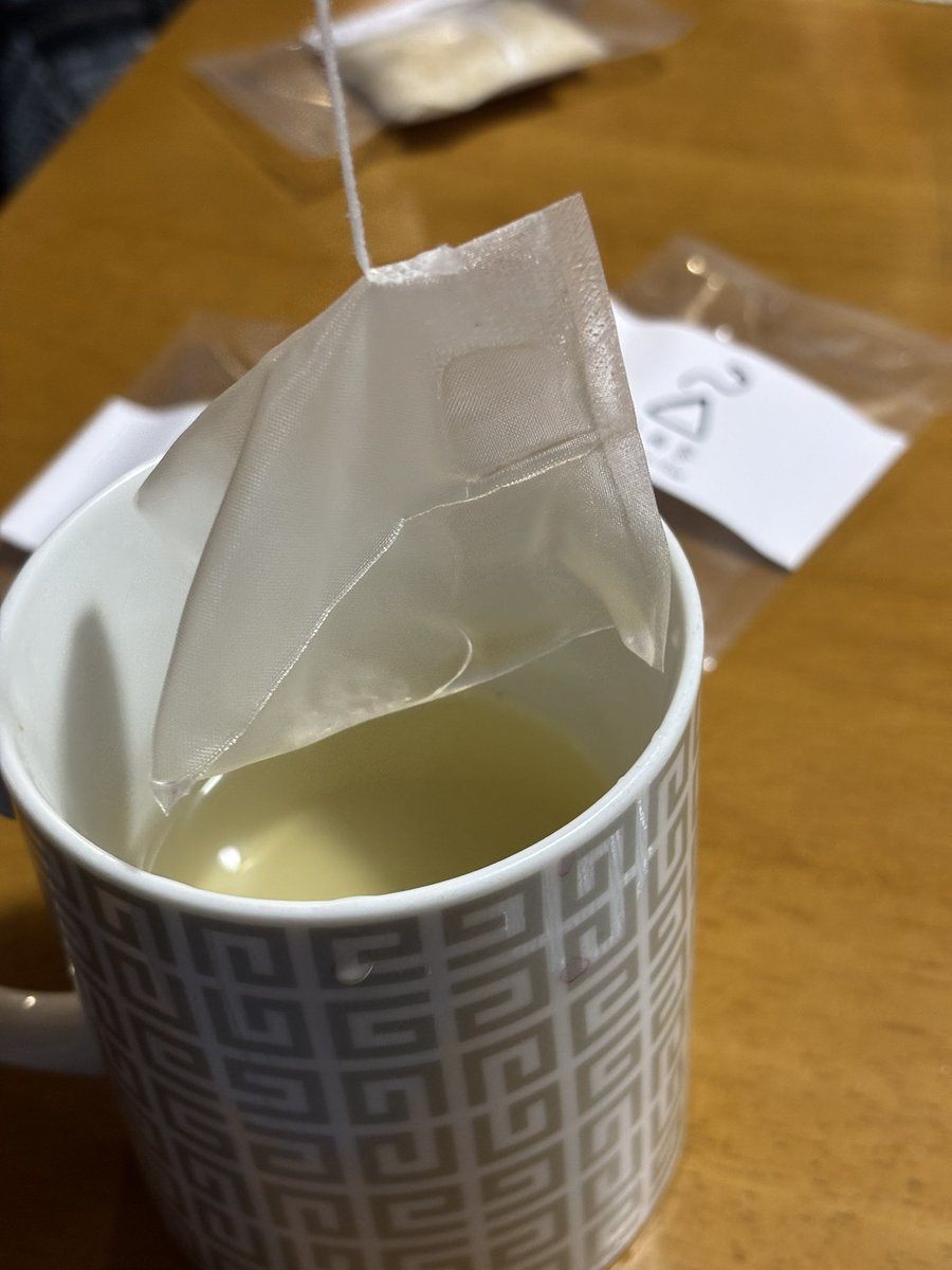 台湾の魅力は台北だけじゃない。
僕は台湾南部の台南も大好きだ。

人情味が溢れてて、自由な精神力があって、ユーモアに溢れたお店がたくさんある。

たぶん台南人にはユーモアさをユーモアさとして受け入れる度量があるんだと思う。

台南でお客さんからもらった【台南茶】