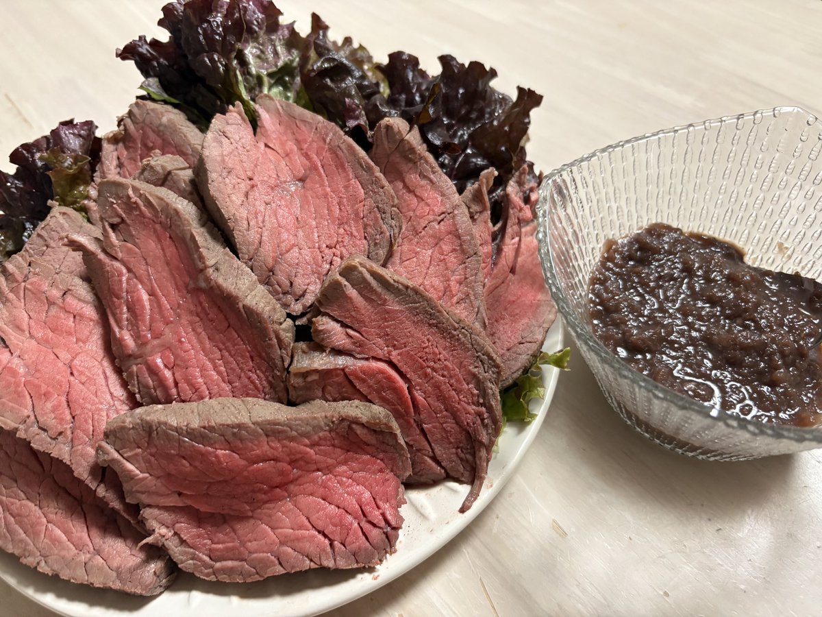 自己満で毎年ローストビーフ作ってるけど、いい感じに赤さ残せて満足
赤ワイン開け方ミスって服に飛んだのだけ許せん