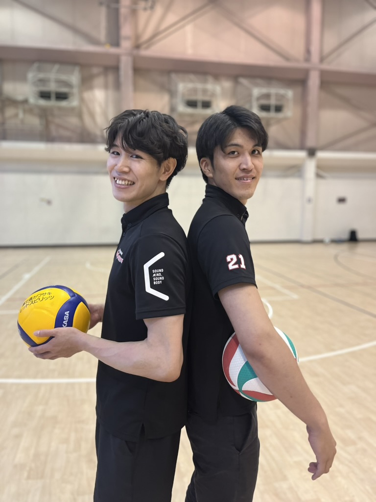Fujitsu_volley's tweet photo. ＼2025練習納め✨／
#富士通カワサキレッドスピリッツ 
今年も１年たくさんの応援ありがとうございました！

また来年も！！
今年以上にたくさんの応援をよろしくお願いします🙏
笑

それでは、みなさま良いお年を！🐿️
#チームを引っ張るキャプテンと副キャプテン
#いつかの２ショット
#来年もよろしく https://t.co/ZyA5zAAHBz