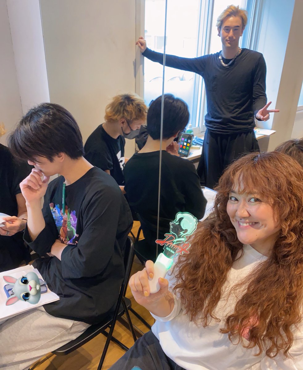 /／
再度🔉
\＼

#リビミュ　いよいよ明日❗️

ファビュラスな今公演は
✨ペンライト🌈ご自由に
お使い頂けます🔦

お手持ちの、どの興行のペンライトを
お持ち頂いても大丈夫です🙆‍♀️
ぜひご一緒にファビュラスして下さい✨

（周りの方へのご配慮だけ
よろしくお願い申し上げます😌🎩）