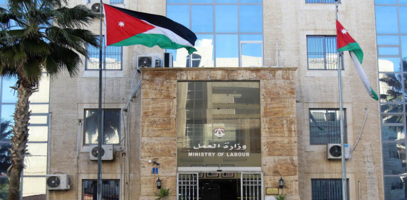 344 شكوى عمالية ضد منشآت لم تلتزم بالحد الأدنى للأجور 