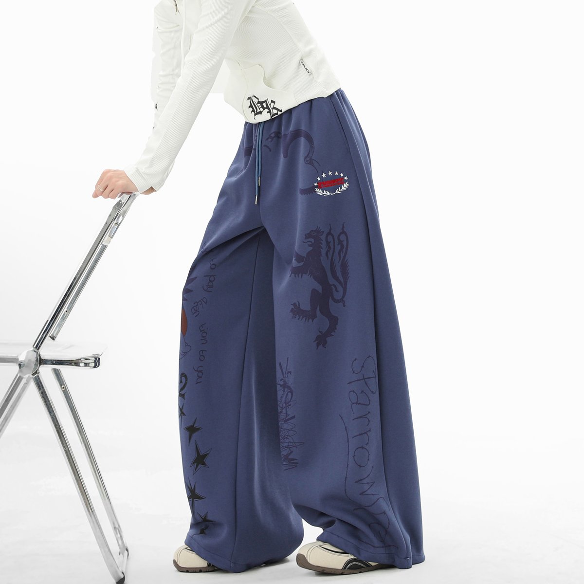 CgiilsFashion's tweet image. 😃Edgy, expressive, 100% you — these oversized graphic pants aren’t just bottoms, they’re a canvas for your vibe.
😀DM us to design pants that turn heads (and tell your story).
#custompants #pantsmurah #trousers #clothesshopping #newclothes