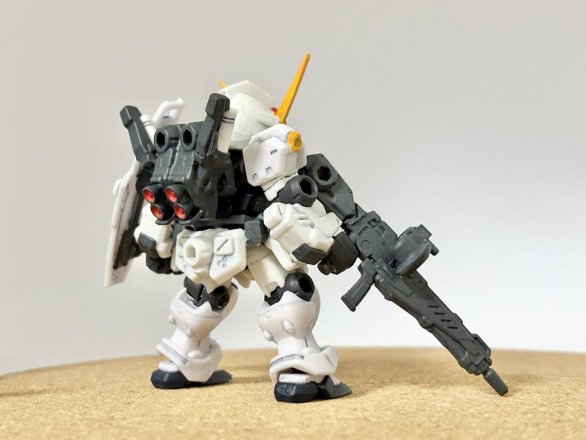 なぜかヘイズルっぽいティターンズカラーにリペイントしてみました