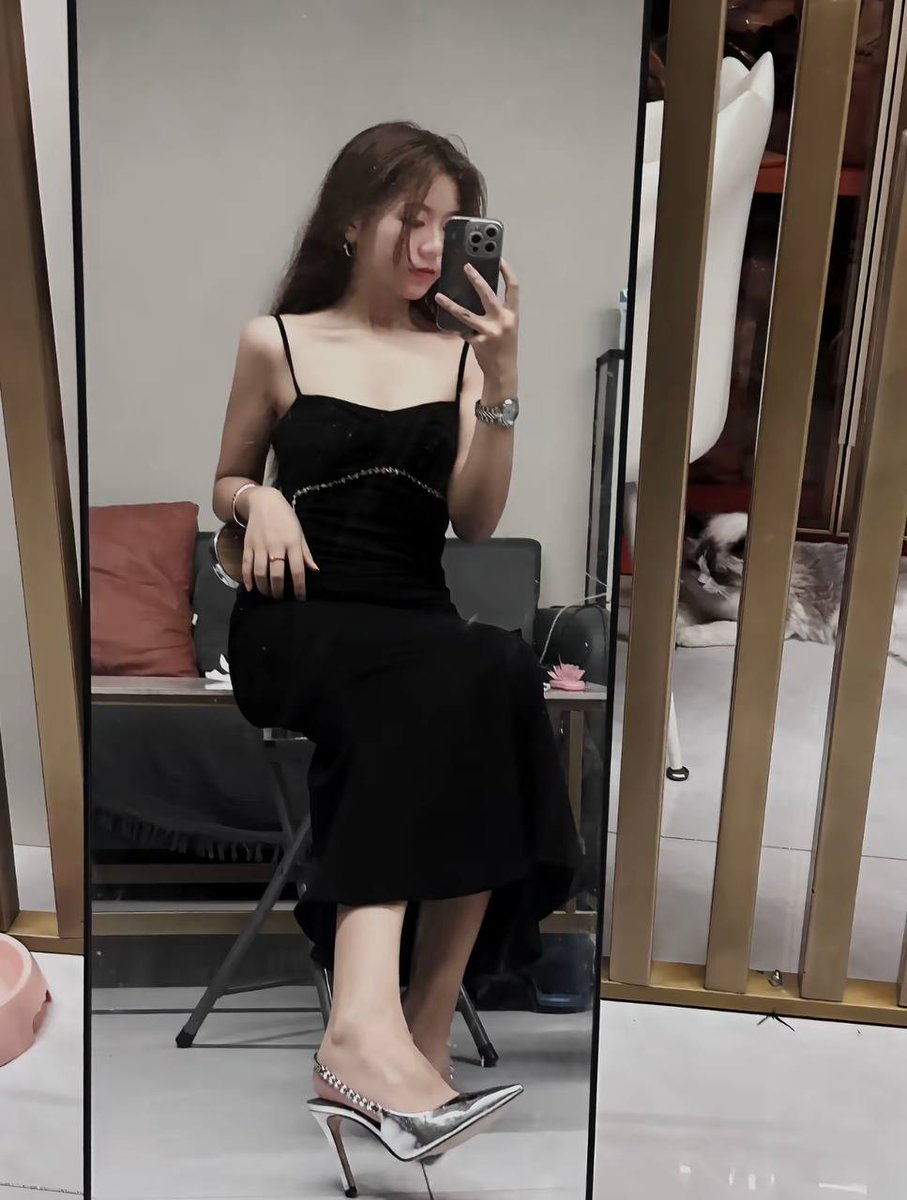 meitui520's tweet photo. 同好投稿，女同事的银色骚高跟，终于有机会了，看着骚货的照片帮她保养。 https://t.co/1HzYFX2kWI
