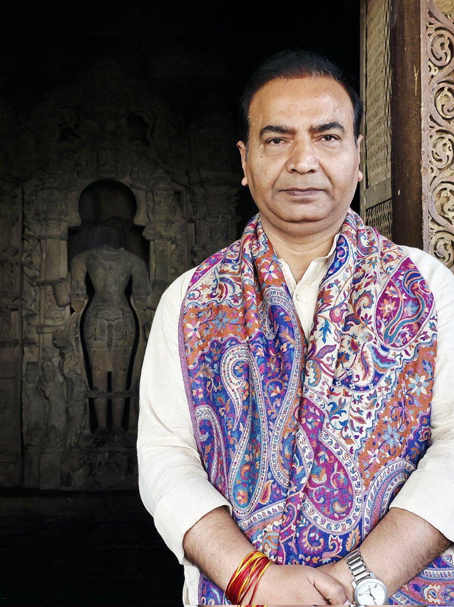 AshwiniUpadhyay's tweet image. खजुराहो का प्राचीन विष्णु मंदिर

मुगलों ने भगवान विष्णु की मूर्ति तोड़ दिया था

खंडित मूर्ति की पुनः प्राण प्रतिष्ठा के लिए सुप्रीम कोर्ट में जनहित याचिका दाखिल हुई थी जिससे तत्कालीन मुख्य न्यायाधीश गवई साहब ने खारिज कर दिया था और उसके बाद अप्रिय घटना घटी थी