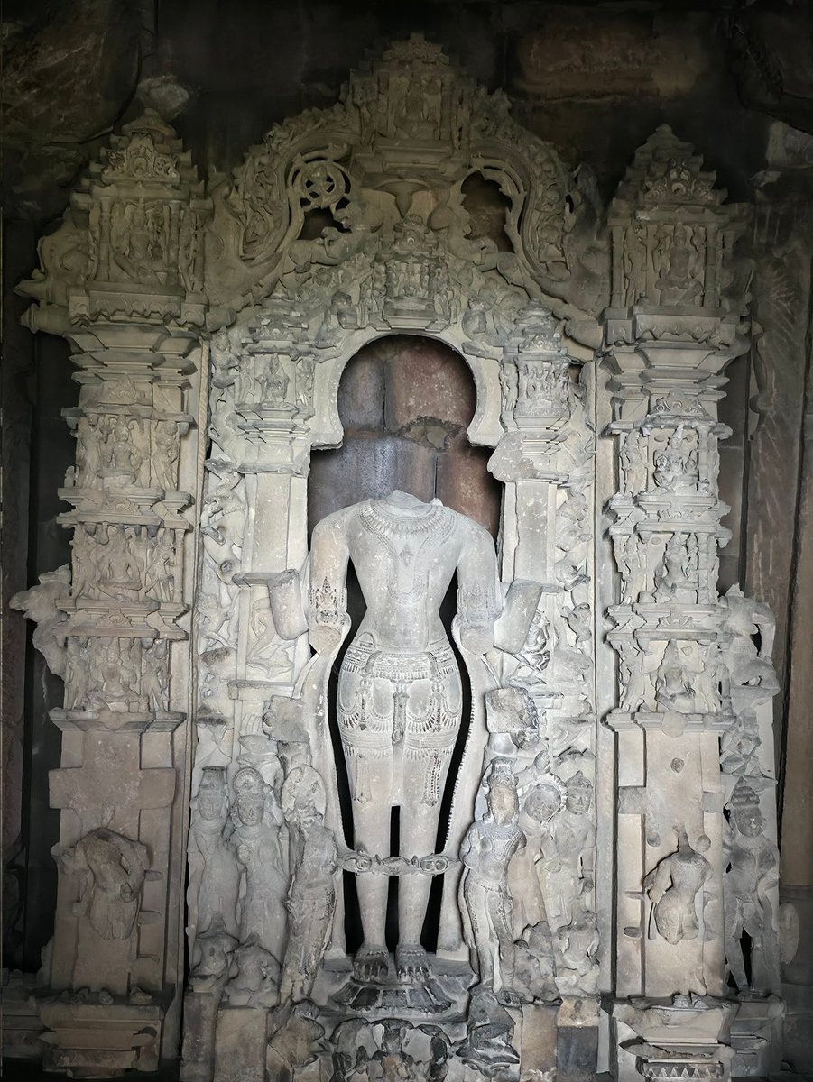 AshwiniUpadhyay's tweet image. खजुराहो का प्राचीन विष्णु मंदिर

मुगलों ने भगवान विष्णु की मूर्ति तोड़ दिया था

खंडित मूर्ति की पुनः प्राण प्रतिष्ठा के लिए सुप्रीम कोर्ट में जनहित याचिका दाखिल हुई थी जिससे तत्कालीन मुख्य न्यायाधीश गवई साहब ने खारिज कर दिया था और उसके बाद अप्रिय घटना घटी थी