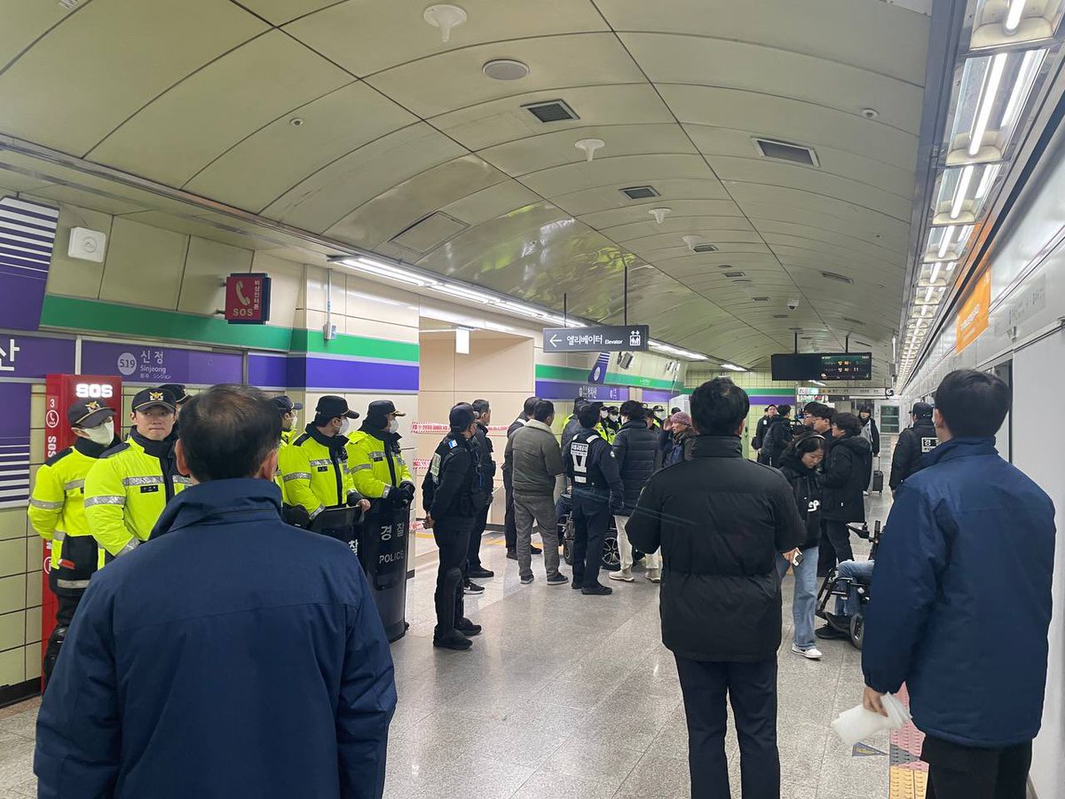 지하철 1역사1동선 100% 설치완료 ‘자화자찬’에 앞서 리프트에서 죽어간 장애인과 3차례의 약속위반에 대한 사과부터 하라
- 오세훈 서울시장, 1역사 1동선 100% 확보 기념식 장애인/장애인운동 활동가 강제퇴거 및 접근차단에 부쳐

오늘 오후 2시, 5호선 까치산역 대합실에서 1역사 1동선 100% 확보