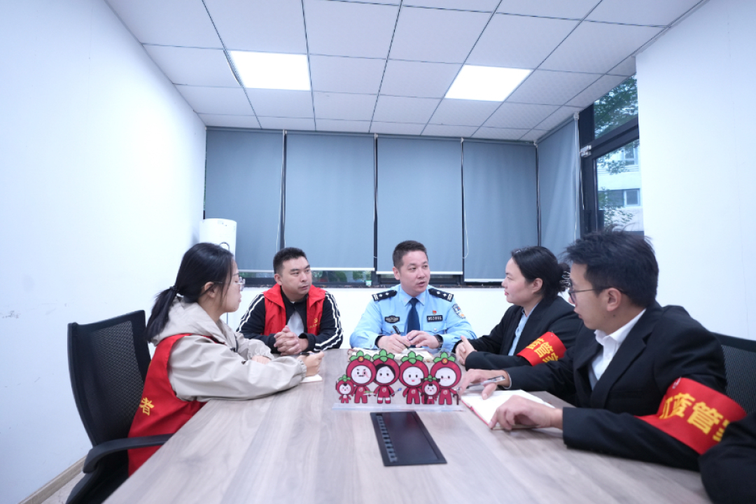 Zhang31211740Lu's tweet image. 🚨👮‍♀️ Huzhou's "Peace Partners" in Wu Xing District are crime-fighting heroes! These 2000+ volunteers (from community leaders to students) resolve 90% of local disputes, drug, and cyber scam issues. Strengthening grassroots governance! 🏡👥 #PeacePartners #CommunitySafety