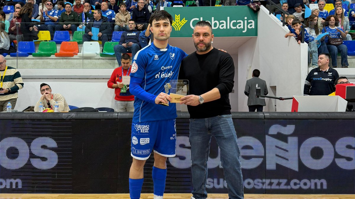 🔵⚪️ [Trofeo <a href="/suenoszzz/">SUEÑOS ZZZ ®</a> ]

👉 <a href="/Pabloroblees_10/">Pabloroblees_10</a> recibió el trofeo al mejor gol del Quesos El Hidalgo <a href="/ManzanaresFS/">ManzanaresFútbolSala</a> en el mes de noviembre frente al <a href="/FCBfutbolsala/">Barça Futbol Sala</a> 

#ElOrgulloDeSerManchego