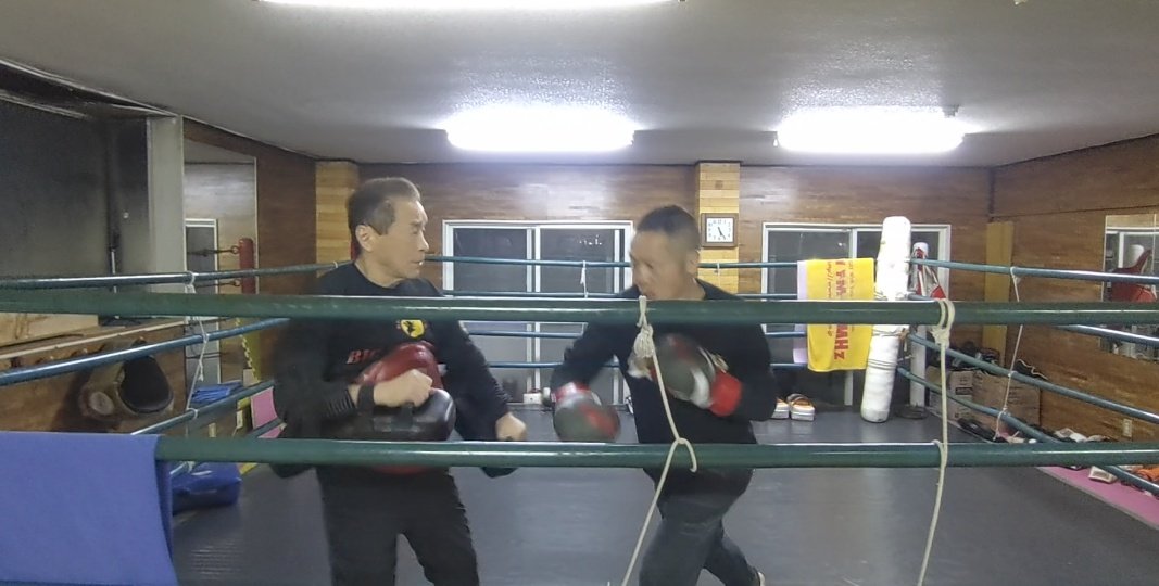 kick4444rock's tweet photo. ビッグムースジム引越しへ
　移動先も同じ検見川です！今度はJR近く！
引越し作業中小林会長とミット&amp;ゾンビ照井先輩とスパー💦😅
来年スタート新ジム応援しています✊ https://t.co/5gIbduLIf3