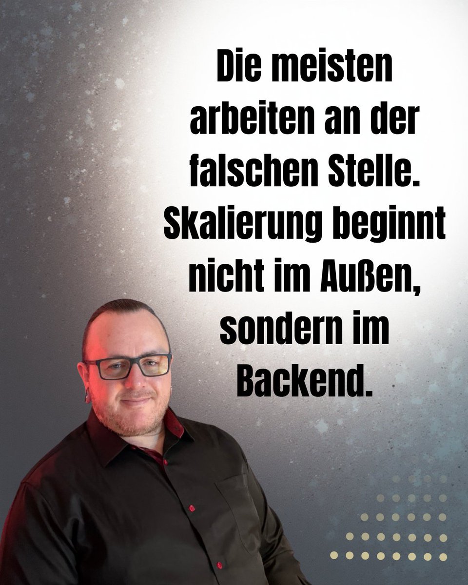 Skalierung beginnt im Backend, nicht Marketing. 1000 Leads nutzen nichts, wenn Backend nicht funktioniert. Follow ups vergessen, Termine durcheinander, chaotisches Onboarding. Flaschenhals: zu wenig Backend Kapazität. Starkes Frontend ohne Backend = Sportwagen mit kaputtem Motor.