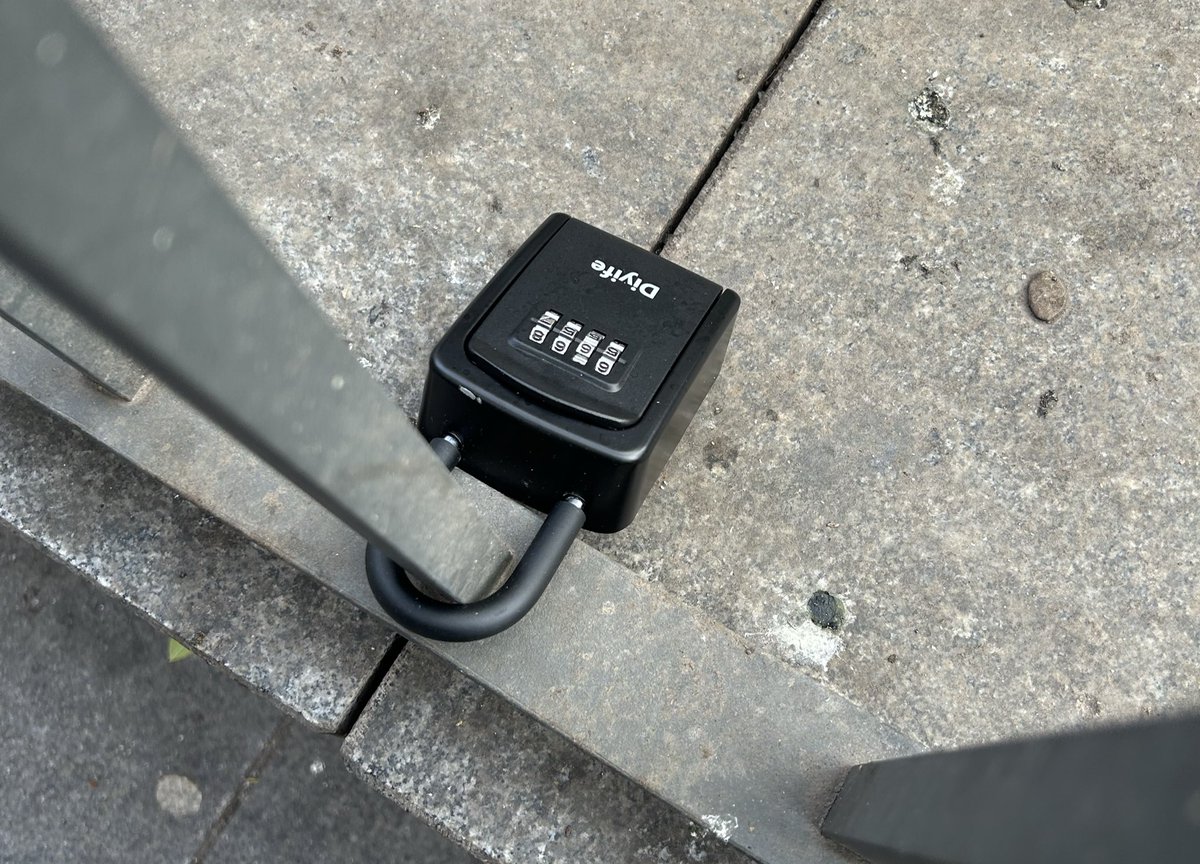 pepablanes's tweet image. Hola @Lineamadrid @policiademadrid he llamado cuatro veces y sigue un candado de un piso ilegal turístico en una jardinera pública, @MADRID ¿tan poco os importa la ciudad? 

Calle Carretas 14. Voy a empezar a poner en Cibeles candados a ver qué pasa