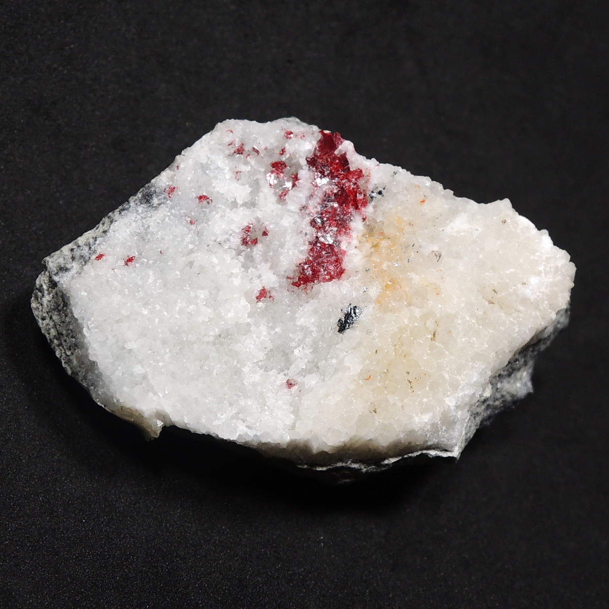 アメリカはレッドデビル鉱山産の、シナバー(辰砂)の標本。僅かに見える