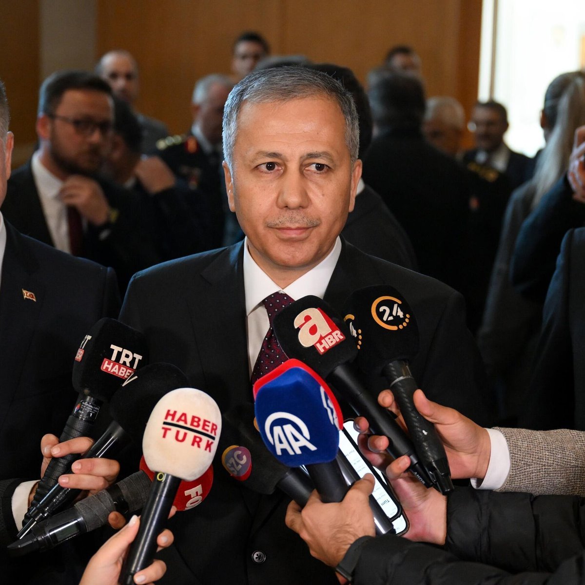 Ali Yerlikaya: "Yalova'daki operasyonda 6 terörist ölü olarak ele geçirilmiştir. Teröristler Türk vatandaşıdır.

Kadın ve çocuklar sağ olarak tahliye edilmiştir."