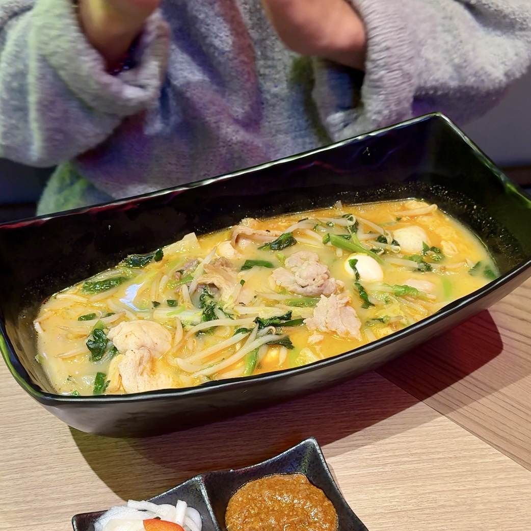 \ガッツリメニュー紹介💪/

香港米線は男性のお客様にも大人気❗️
特に『クロスブリッジ米線』は
ボリュームたっぷりで15種類のトッピングがのっているおすすめのメニュー

#タムジャイサムゴー #香港発祥 #譚仔三哥