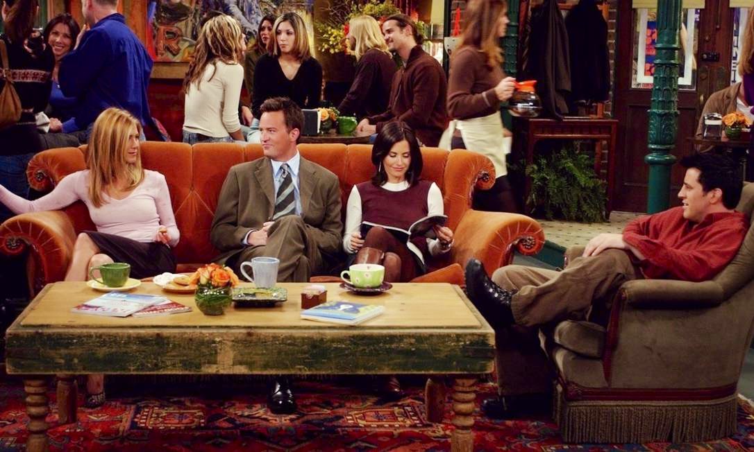 لايمكن أن تجد مثالاً يعبر بوضوح عن مفهوم "المكان الثالث" كما هو المقهى في مسلسل الأصدقاء "Friends"، المكان الثالث مصطلح صاغه أولدنبرغ نهاية الثمانينيات في كتابه الرائع” The Great Good Place” حيث يعتبر المنزل هو المكان الأول وفيه الروابط الأسرية والخصوصية، والعمل أو الدراسة المكان