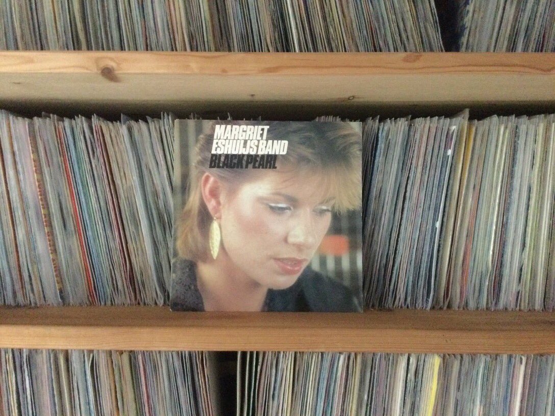 Op 29 december 2022 is zangeres, pianiste en componiste Margriet Eshuijs overleden. Ze werd 70 jaar. Margriet zong bij de groep Lucifer en bij haar eigen Margriet Eshuijs Band. De single ‘Black Pearl’ stond in het voorjaar van 1982 in de top40. youtu.be/Rlk7kg23w9E?si…