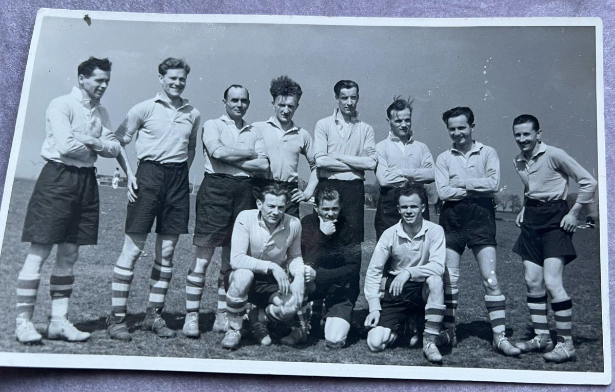 FlightPolish's tweet image. 2:30pm, 80 Years Ago today the Polish Air Force took on @WatfordFC in a Football Match at Vicarage Road 🐝🇵🇱⚽️

A useful number 5 for Poland 😉🇵🇱 @lewy_official 

Images from @RAFIngham 

#WatfordFC #Poland

@TVPWorld_com 
@britishpoles 
@LBliss8 
@MercWatfordFC