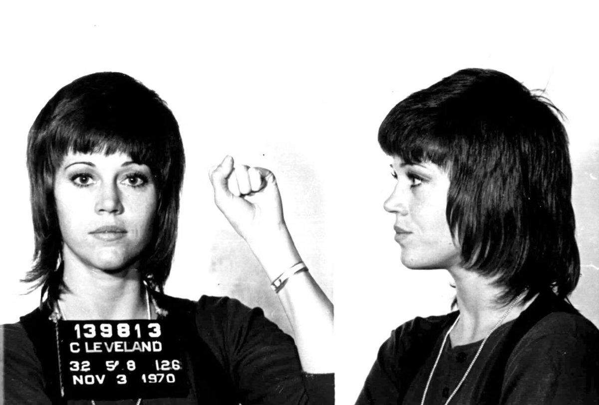 _renanguerra's tweet image. ao invés de ligar pra racista que morreu, sabe quem está viva e fez 88 anos semana passada? Jane Fonda! Uma das grandes atrizes do século XX e ativista que tem histórico ao lado dos Panteras Negras, nos protestos contra a Guerra do Vietnã, na defesa do meio ambiente e dos LGBTs