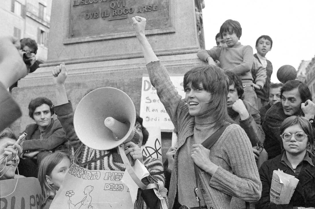 _renanguerra's tweet image. ao invés de ligar pra racista que morreu, sabe quem está viva e fez 88 anos semana passada? Jane Fonda! Uma das grandes atrizes do século XX e ativista que tem histórico ao lado dos Panteras Negras, nos protestos contra a Guerra do Vietnã, na defesa do meio ambiente e dos LGBTs