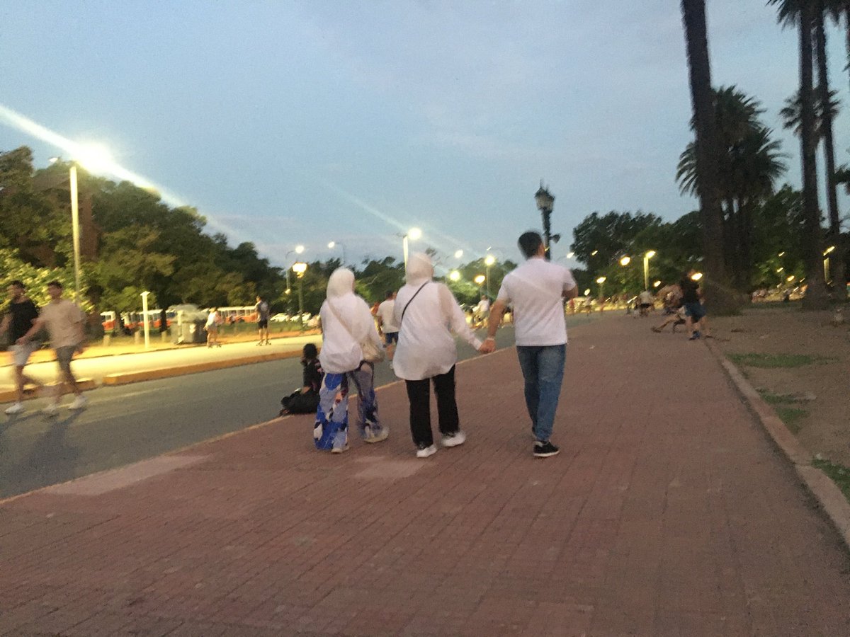Trumperizar's tweet image. Palermo, CABA. 
MUSULMAN junto a sus DOS esposas caminando por nuestra ciudad.  

Estamos hasta la manos, HAY QUE PROHIBIR EL ISLAM EN ARGENTINA antes de que sea tarde.