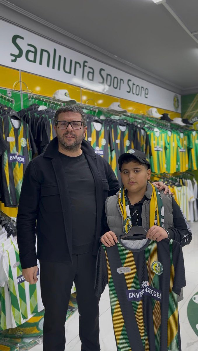 Guneydogu_TV's tweet photo. Tele Markaj’da Verilen Söz Yerine Geldi: Burak Çalı’ya Şanlıurfaspor Forması ve Kaşkol https://t.co/gRNWso23Zn https://t.co/d21qX1mc3Z