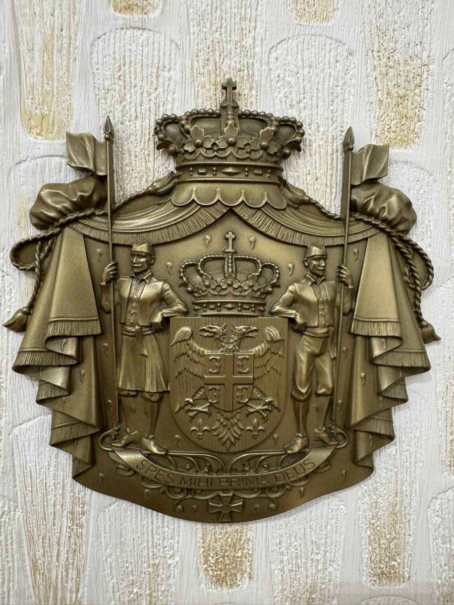 ۳۰۰ میلیون نفر هنوز دارند برای ChatGPT پول می‌دهند.
ولی بهترین نویسنده‌ها مدت‌هاست مهاجرت کرده‌اند، نه به خاطر «باهوش‌تر بودن»، به خاطر یک چیز ساده‌تر: خروجی‌شان شبیه خودشان می‌ماند.
و آن ابزار AI، Claude است.

نه چون معجزه می‌کند،
چون اگر درست تنظیمش کنی، دیگر متن‌ها بوی اینترنت