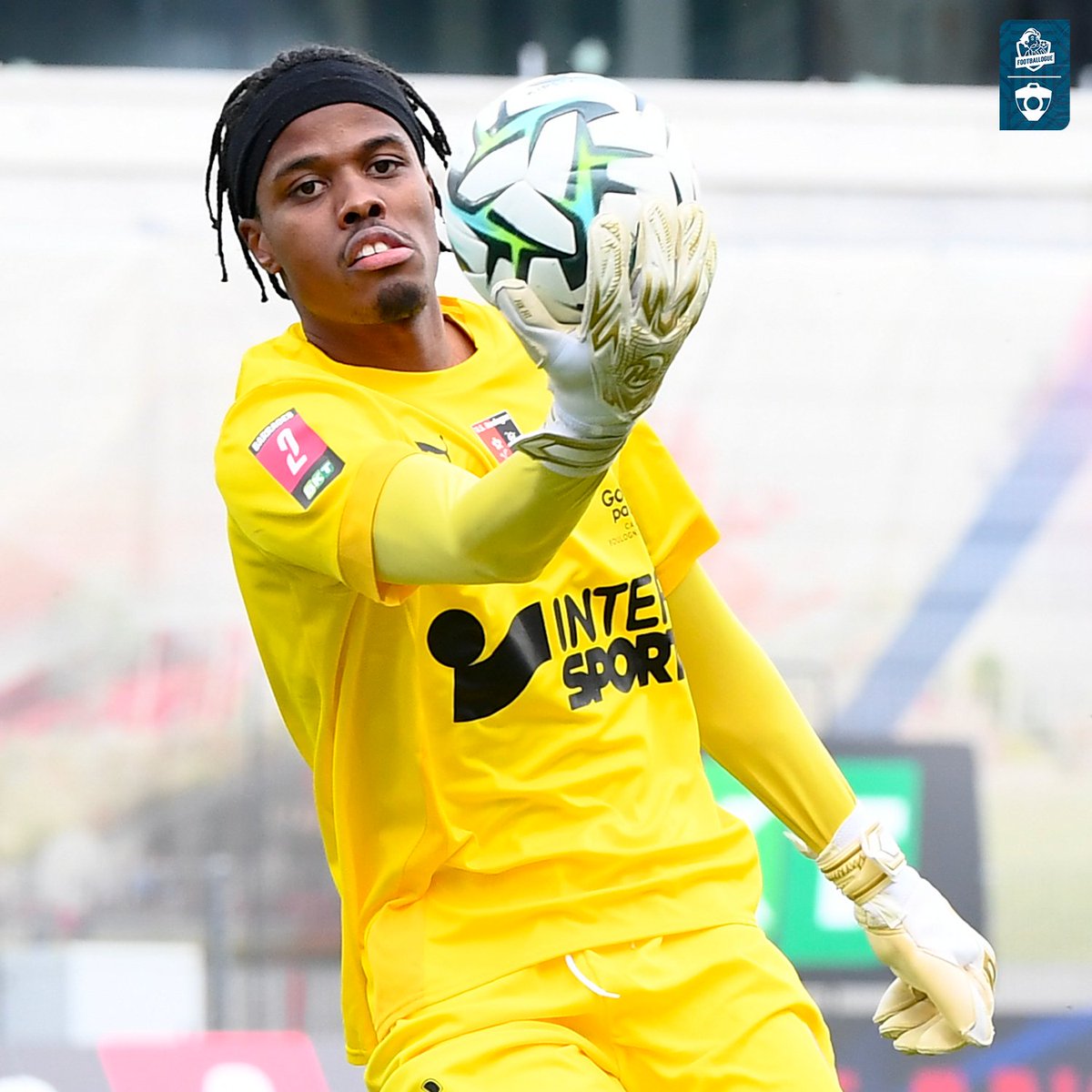 Footballogue's tweet photo. Yannick Pandor est clairement en train de se 𝗥𝗘́𝗩𝗘́𝗟𝗘𝗥 dans cette CAN 2025 ! 🇰🇲🧤

◽️ vs Maroc
1 penalty arrêté + 5 arrêts

◽️ vs Zambie
Clean sheet

À 24 ans, le portier est prêté jusqu’à la fin de saison par le RC Lens aux Francs Borains (D2 belge). 

On aimerait vraiment le voir en Ligue 1 ! 🤩