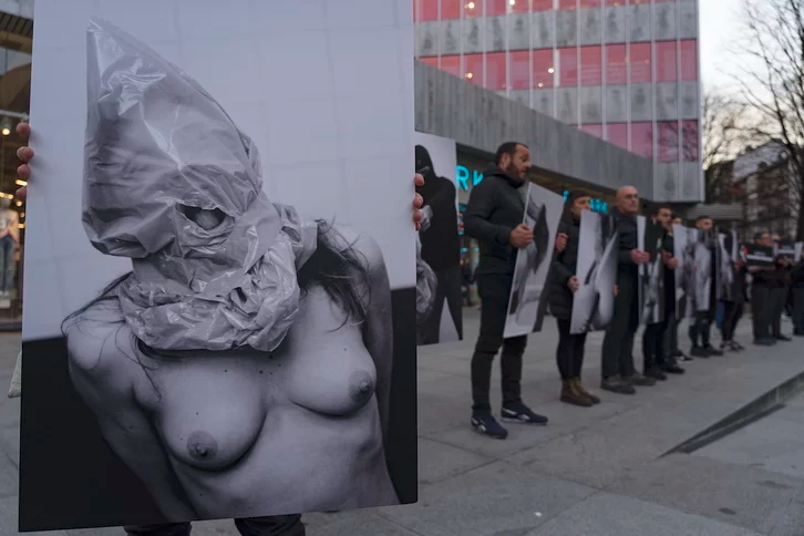 Informe oficial: así se ha violado en comisarías y cuarteles.

Alicates,  palos de escoba, electrodos… Forman parte de los testimonios sobre  torturas sexuales enunciados ahora ante la Comisión de Valoración entre  llantos y silencios. Estos son extractos textuales de los 75