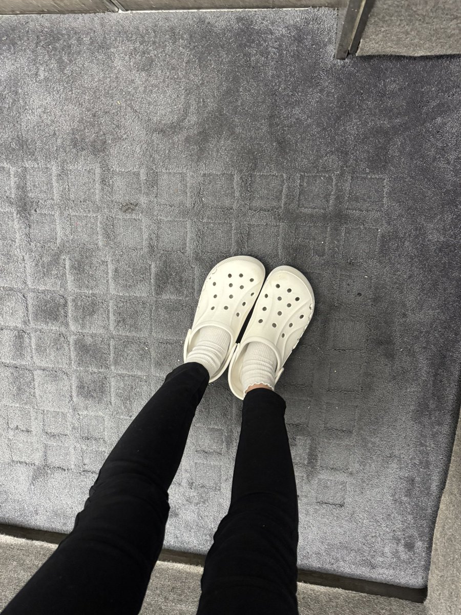 822Tae's tweet photo. 渋谷のクリニックで私のuggのブーツ履いていかれちゃって帰れなくてクリニックのクロックス借りて帰ったよ泣きたい🥲🥲 https://t.co/HzUNW0JddU