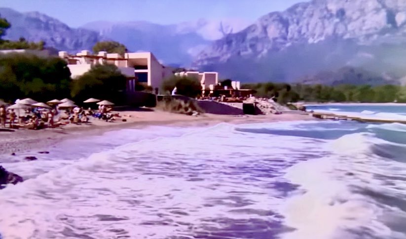 YusufYavuz3's tweet image. Bir ülkenin hazine değerindeki coğrafyası 40 yılda nasıl yağmalanır? 

Usta yönetmen Süha Arın’ın 1978 tarihli Likya’nın Sönmeyen Ateşi’ belgeselinden aldığım bu görüntüler Antalya Kemer ve çevresini yansıtıyor. Bugün bu kıyılar ve bölgedeki tüm sahil şeridi betonlaşmış halde⬇️