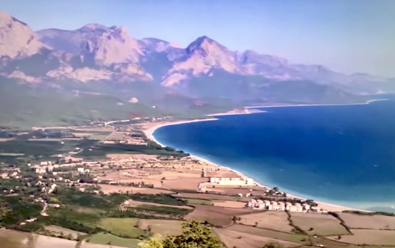 YusufYavuz3's tweet image. Bir ülkenin hazine değerindeki coğrafyası 40 yılda nasıl yağmalanır? 

Usta yönetmen Süha Arın’ın 1978 tarihli Likya’nın Sönmeyen Ateşi’ belgeselinden aldığım bu görüntüler Antalya Kemer ve çevresini yansıtıyor. Bugün bu kıyılar ve bölgedeki tüm sahil şeridi betonlaşmış halde⬇️